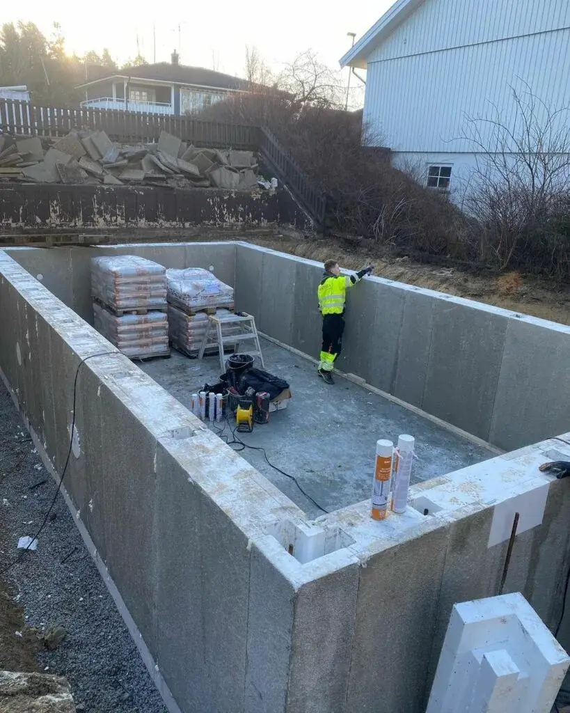 Betonggrund under arbete intill en byggnad